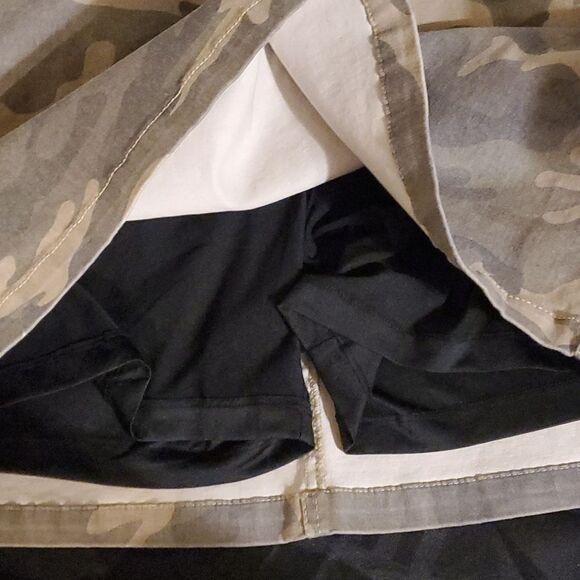 Boston Proper/ Camo Skort/ Size 14 - Picture 4 of 7